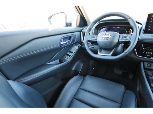 Used 2025 Nissan Rogue SL w/ Tech Package image 6