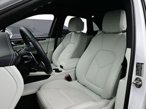 Certified 2025 Porsche Macan AWD/4WD image 5