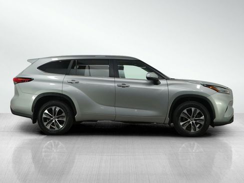Used 2023 Toyota Highlander XLE image 6