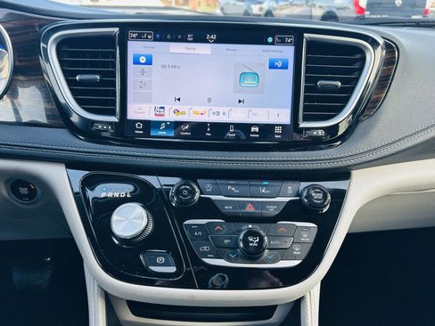 Used 2024 Chrysler Pacifica Limited image 23