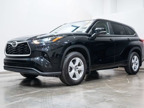 Certified 2025 Toyota Highlander LE AWD/4WD image 3