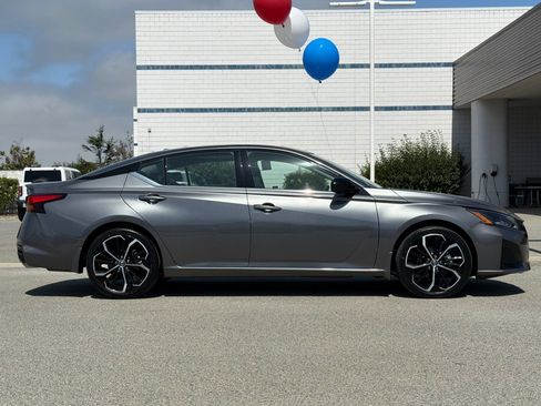 Used 2023 Nissan Altima 2.5 SR w/ SR Premium Package FWD image 3