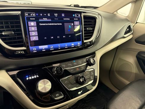 Used 2022 Chrysler Pacifica Touring-L w/ Uconnect Theater Family Group image 27