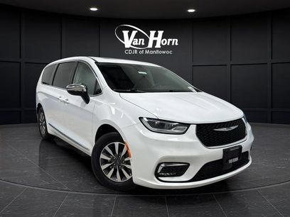 Used 2023 Chrysler Pacifica Limited w/ Uconnect Theater Family Group