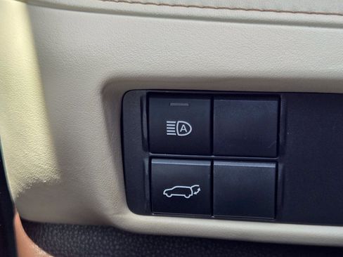 Used 2022 Toyota Highlander XLE FWD image 12