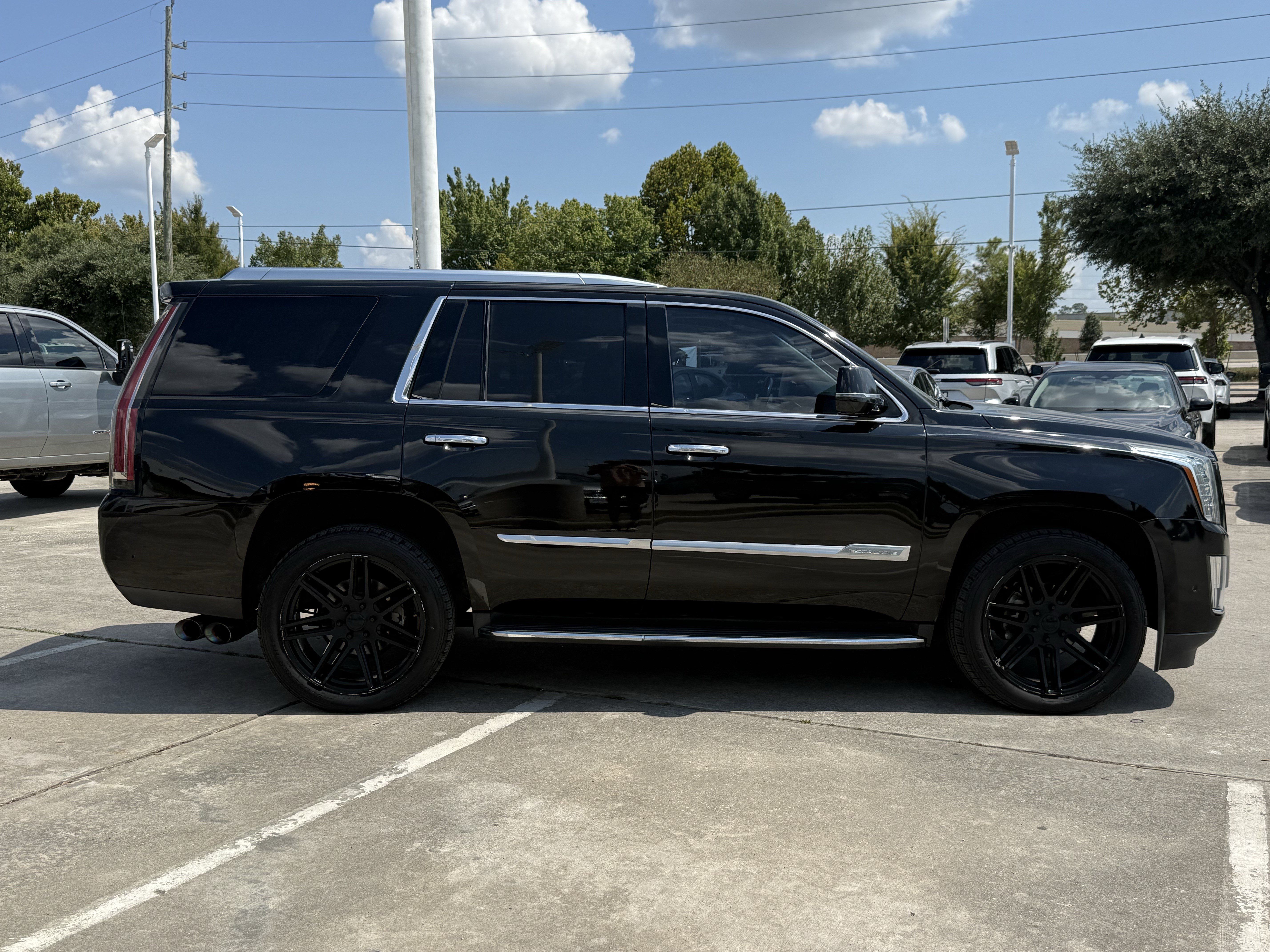 Used 2018 Cadillac Escalade Luxury RWD image 3