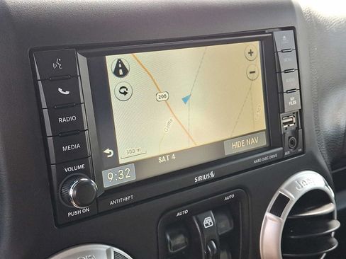 Used 2016 Jeep Wrangler Unlimited Sahara w/ Connectivity Group AWD/4WD image 16