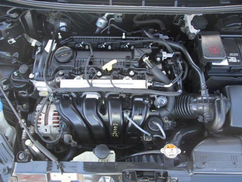 Used 2014 Hyundai Elantra SE image 18