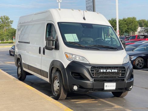 Used 2023 RAM ProMaster 2500 w/ Convenience Group FWD image 2
