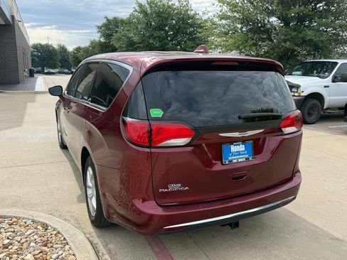 Used 2018 Chrysler Pacifica Touring Plus w/ Tire & Wheel Group FWD image 4