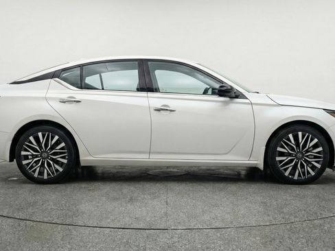 Used 2025 Nissan Altima 2.5 SV FWD image 11