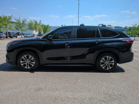 Used 2023 Toyota Highlander XLE FWD image 7
