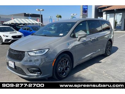 Used 2022 Chrysler Pacifica Touring-L w/ Uconnect Theater Family Group