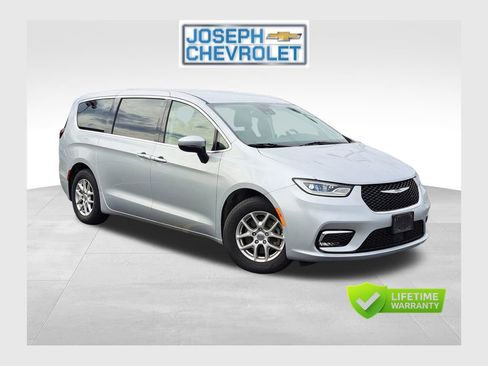 Used 2023 Chrysler Pacifica Touring-L FWD image 1