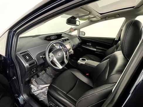 Used 2017 Toyota Prius V Five image 9