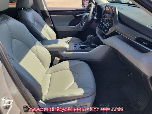 Used 2023 Toyota Highlander XLE AWD/4WD image 17