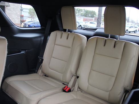 Used 2017 Ford Explorer XLT w/ Equipment Group 202A image 27