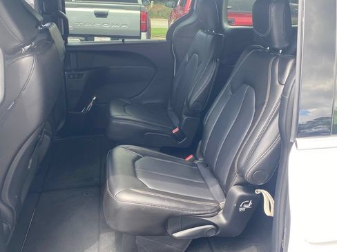 Used 2025 Chrysler Pacifica Select FWD image 9