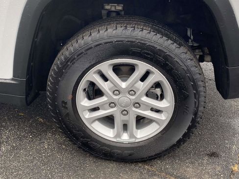 Certified 2024 Jeep Grand Cherokee Laredo image 22