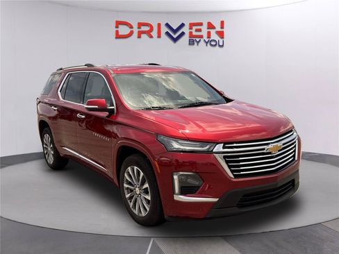 Used 2023 Chevrolet Traverse Premier FWD image 2
