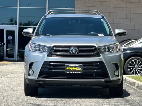 Used 2018 Toyota Highlander SE FWD image 9