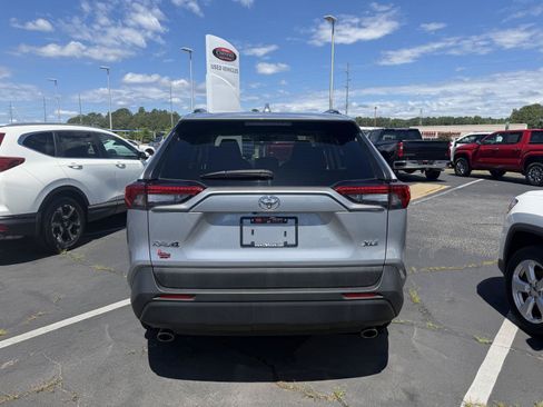 Used 2022 Toyota RAV4 XLE Premium FWD image 6