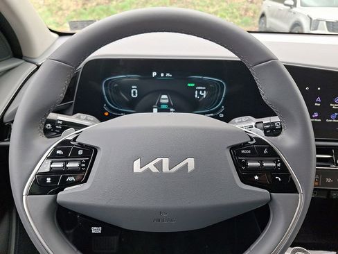 Certified 2025 Kia Niro EX image 19