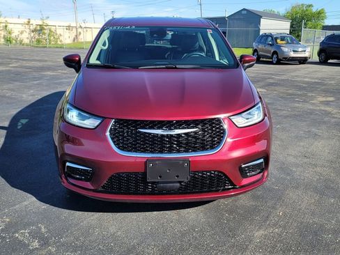 Used 2023 Chrysler Pacifica Touring-L FWD image 4