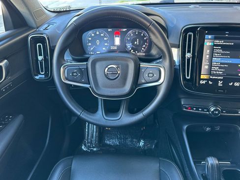 Used 2021 Volvo XC40 T5 Momentum w/ Premium Package image 17
