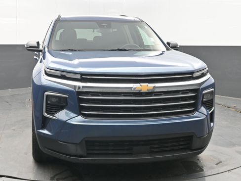Used 2025 Chevrolet Traverse LT image 3