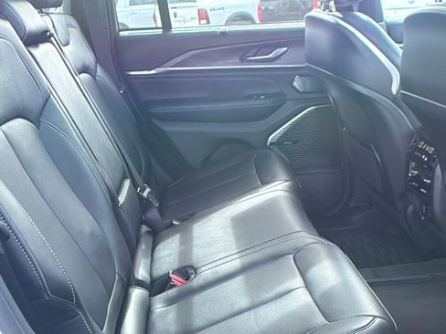 Used 2022 Jeep Grand Cherokee Overland w/ Advanced Protech Group III image 17