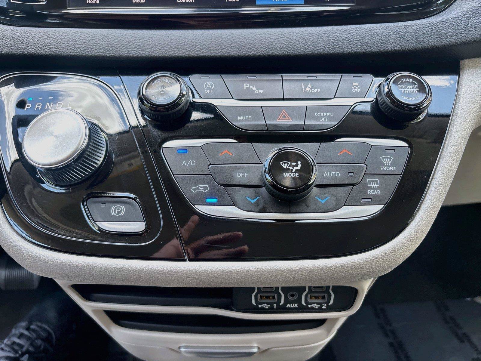 Used 2023 Chrysler Pacifica Touring-L FWD image 10