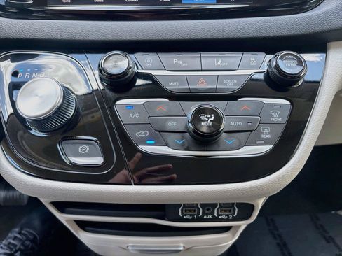 Used 2023 Chrysler Pacifica Touring-L FWD image 10