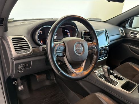 Used 2021 Jeep Grand Cherokee Laredo X AWD/4WD image 4