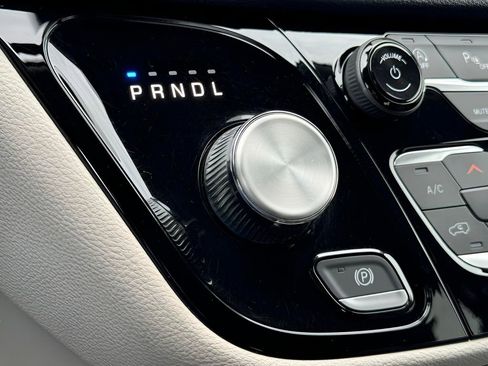 Certified 2023 Chrysler Pacifica Touring-L image 13