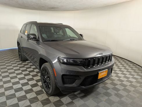 Certified 2025 Jeep Grand Cherokee Altitude AWD/4WD image 6