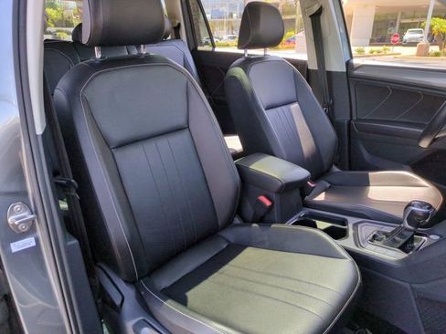 Used 2022 Volkswagen Tiguan SE w/ Panoramic Sunroof Package FWD image 30