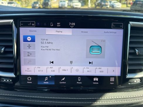 Used 2023 Chrysler Pacifica Touring-L image 13