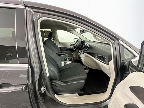 Used 2018 Chrysler Pacifica Touring Plus w/ Tire & Wheel Group image 28