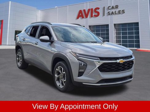 Used 2025 Chevrolet Trax LT w/ LT Convenience Package FWD image 3