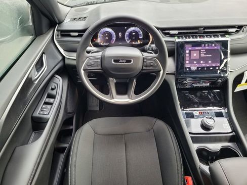 New 2025 Jeep Grand Cherokee Laredo image 7