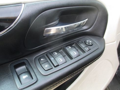 Used 2020 Dodge Grand Caravan SXT image 13