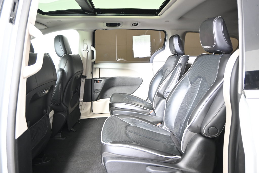 Used 2023 Chrysler Pacifica Limited FWD image 18