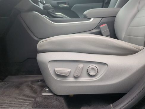 Used 2022 Toyota Highlander XLE FWD image 14