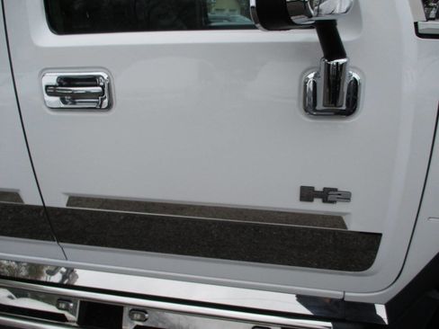 Used 2004 HUMMER H2 w/ Preferred Equipment Group image 21