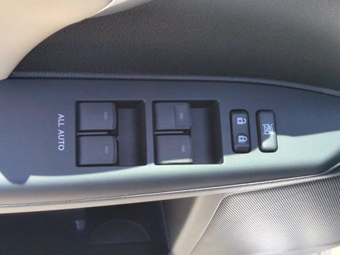 Used 2011 Lexus CT 200h Premium FWD image 15