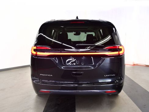 Used 2023 Chrysler Pacifica Limited FWD image 6