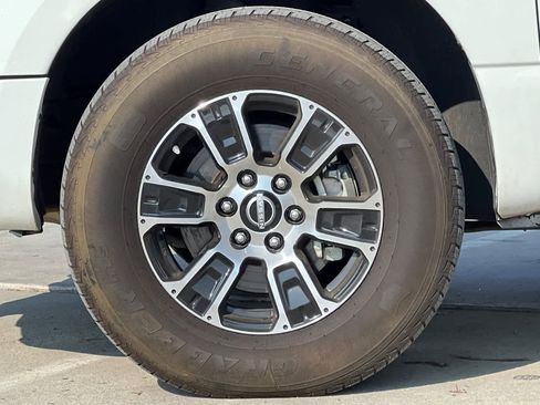 Used 2023 Nissan Titan SV image 28