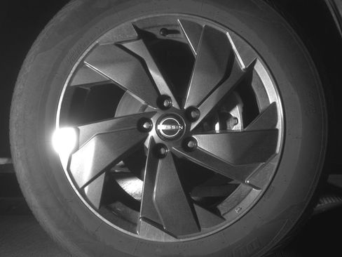 Used 2025 Nissan Rogue SV AWD/4WD image 10