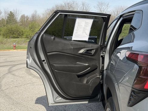 Used 2025 Chevrolet Trax RS w/ Sunroof Package FWD image 22